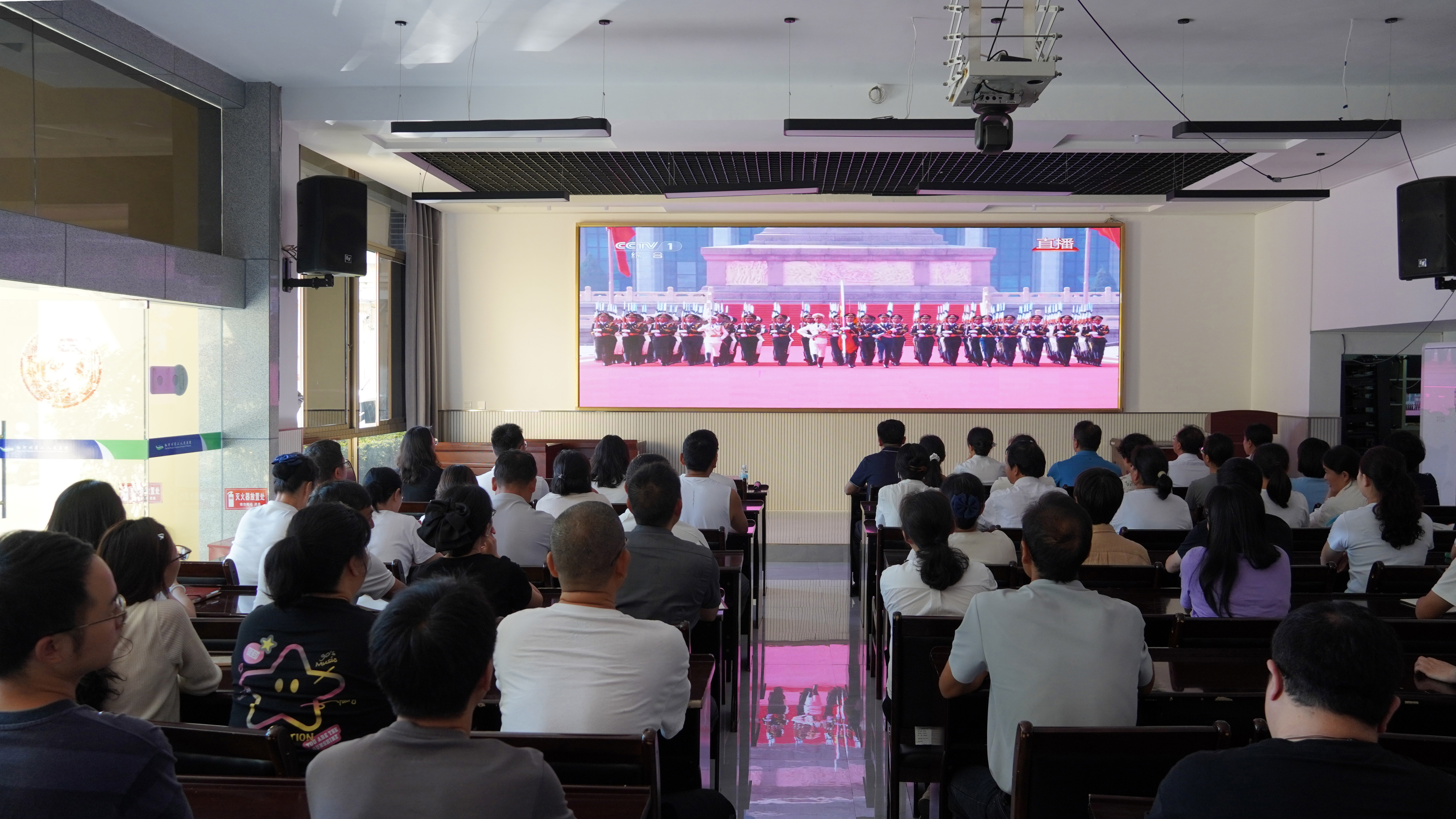 致敬英雄！红河州第二人民医院干部群众收看九三盛大阅兵